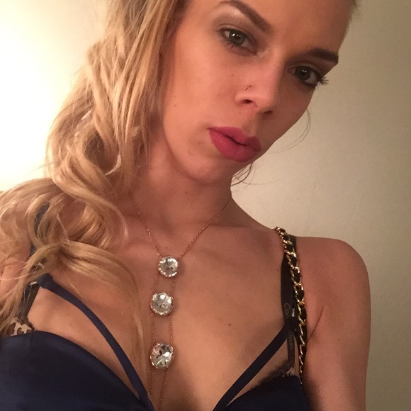 Meet your Posher, Renee - Picture 2 of 16